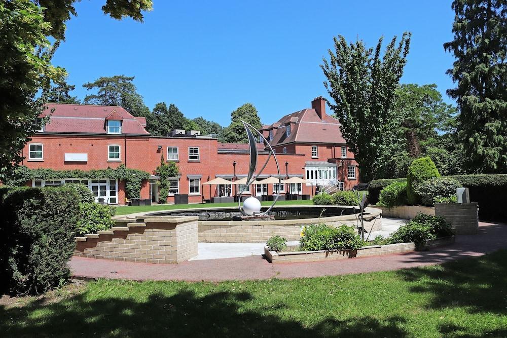 The Pinewood Hotel Slough Exterior photo