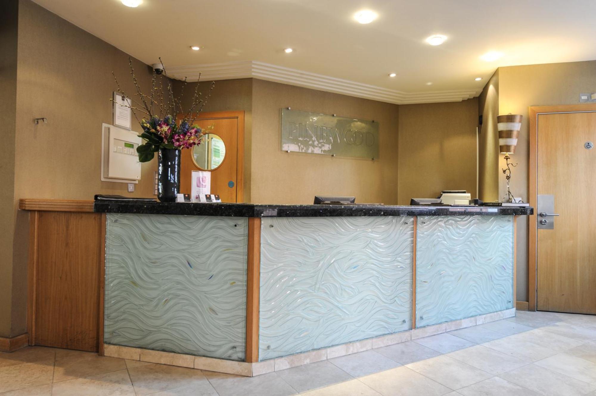 The Pinewood Hotel Slough Exterior photo